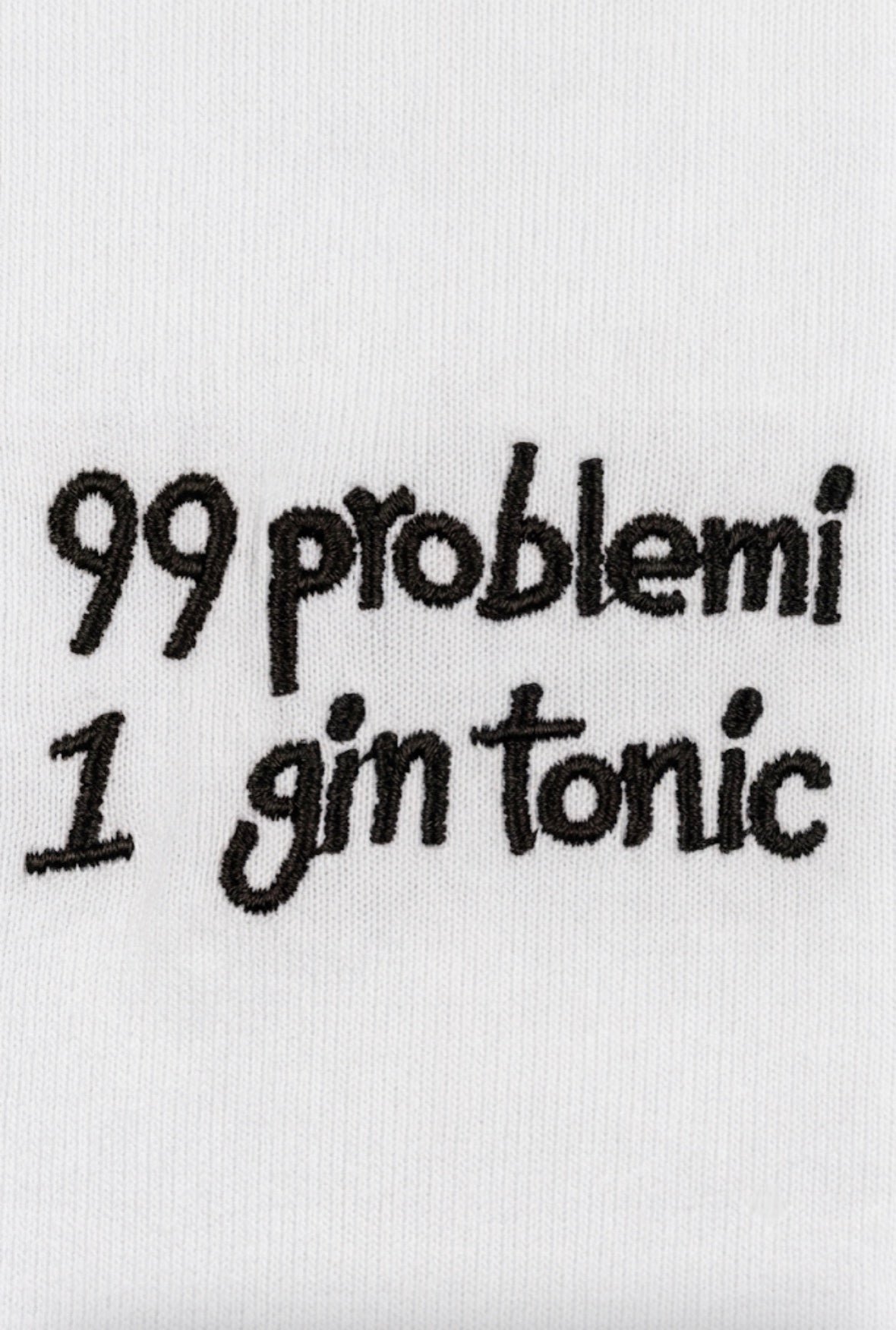 Detaliu mesaj Gin Tonic pe tricou alb Made in Italy