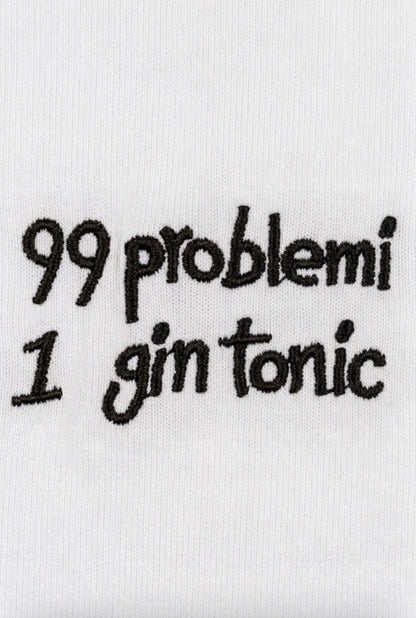 Detaliu mesaj Gin Tonic pe tricou alb Made in Italy