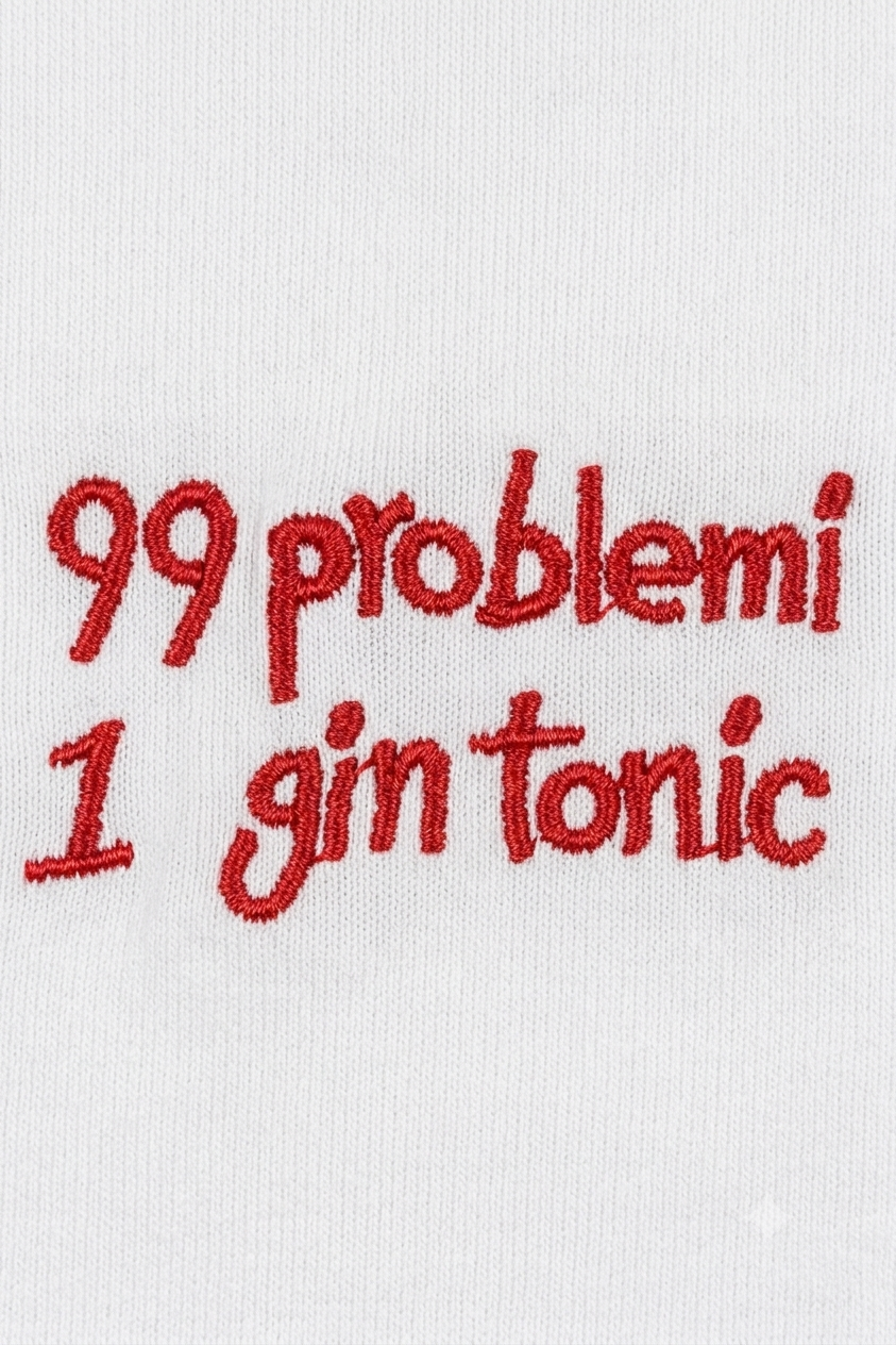 Detaliu imprimeu Gin Tonic pe tricou alb din bumbac