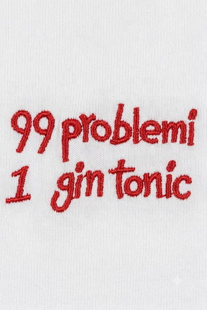 Detaliu imprimeu Gin Tonic pe tricou alb din bumbac