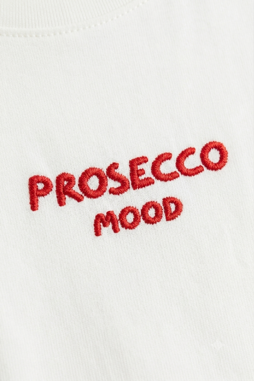 Detaliu imprimeu Prosecco Mood pe tricou alb Made in Italy